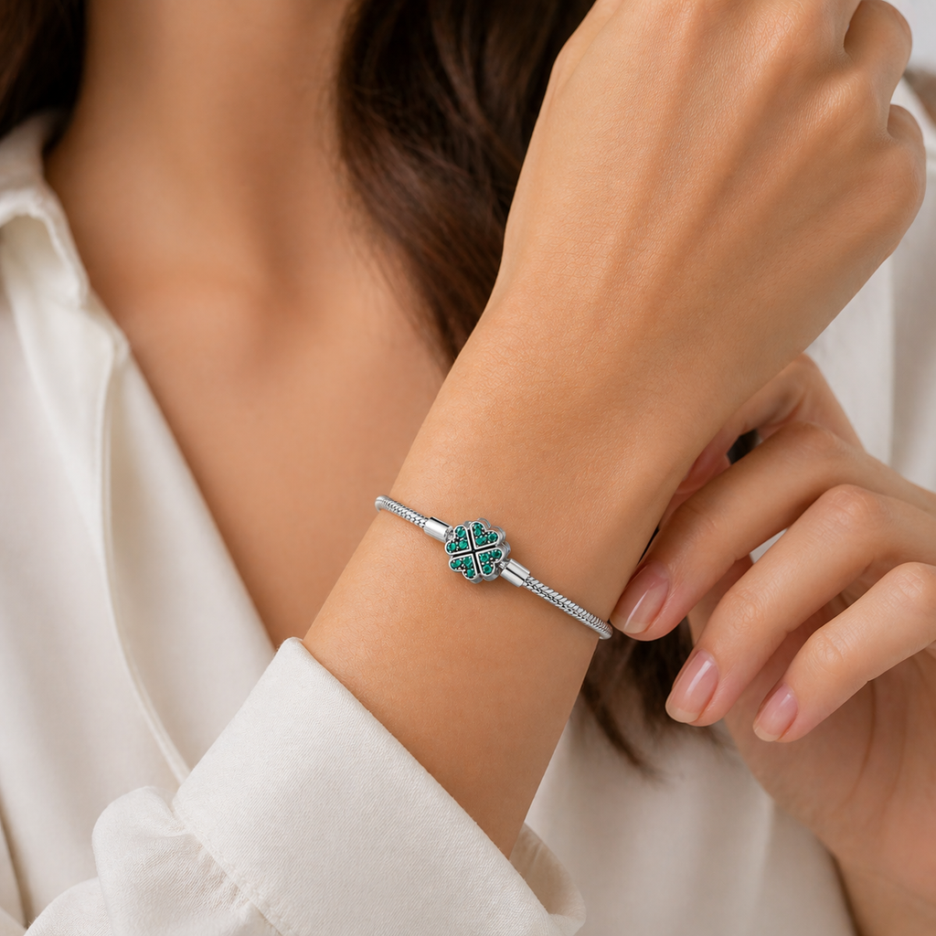 .ESSENCE Emerald Clover Bracelet